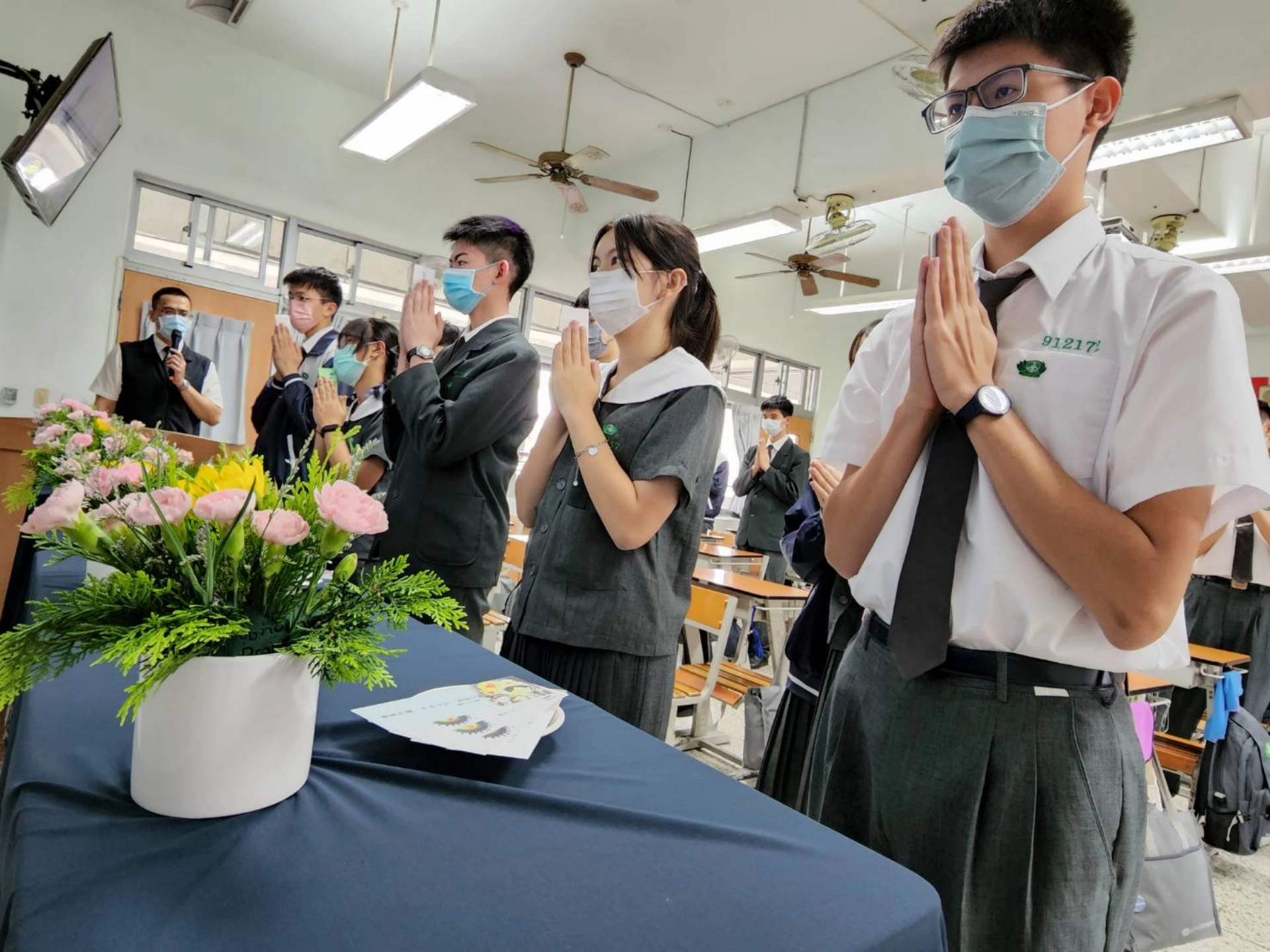 藉由浴佛的莊嚴儀式,祈求疫情遠離,戰爭止息。