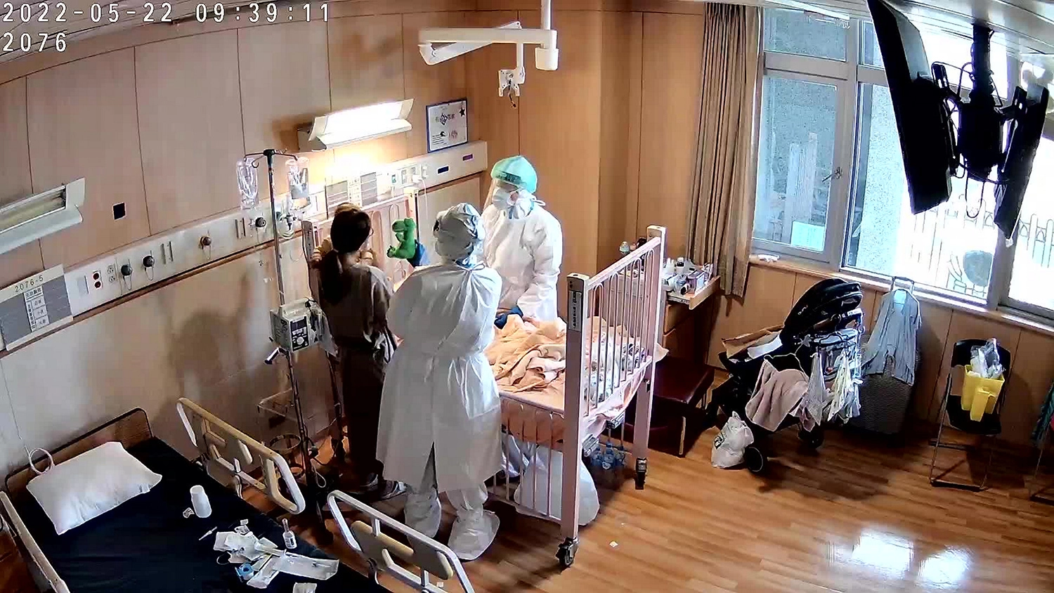 男嬰母子在臺中慈濟醫院專責病房得到完善照顧,四天後平安出院。
