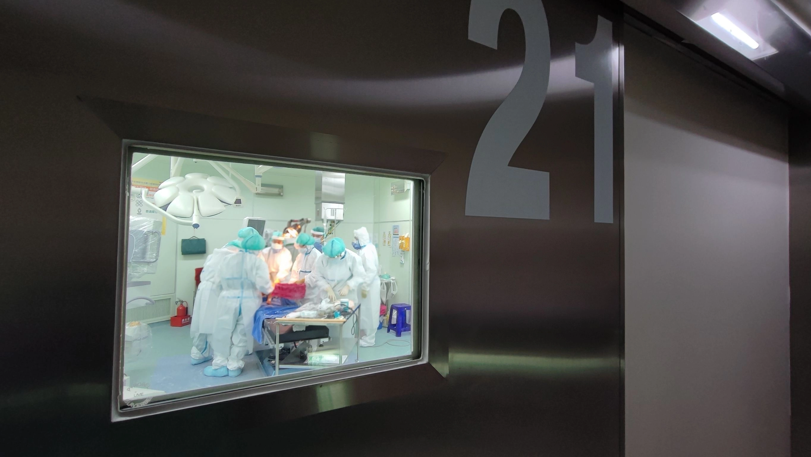姚定國主任與手術團隊,為大腿骨折的兩歲男童進行手術及包石膏。
