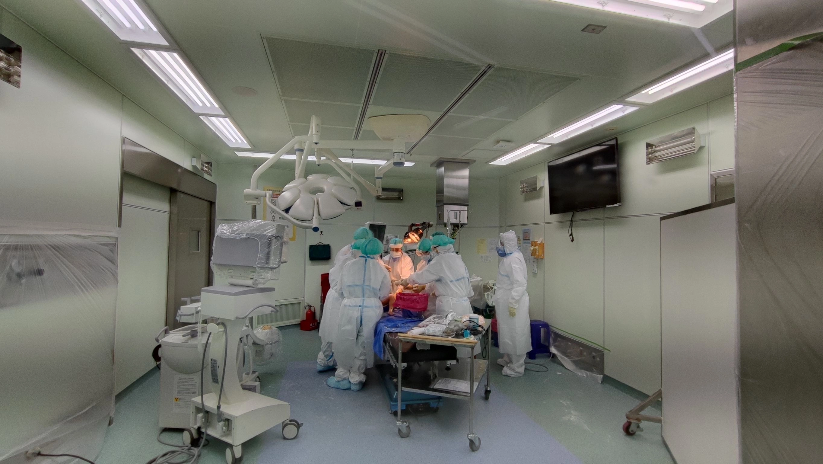 姚定國主任與手術團隊,為大腿骨折的兩歲男童進行手術及包石膏。
