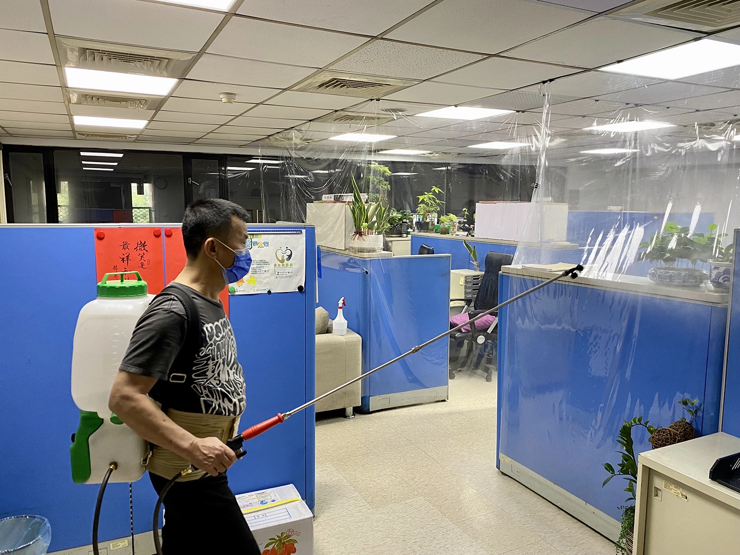 臺北市保安警察大隊每日在各樓層辦公室及公共場所,進行環境噴灑清消工作。