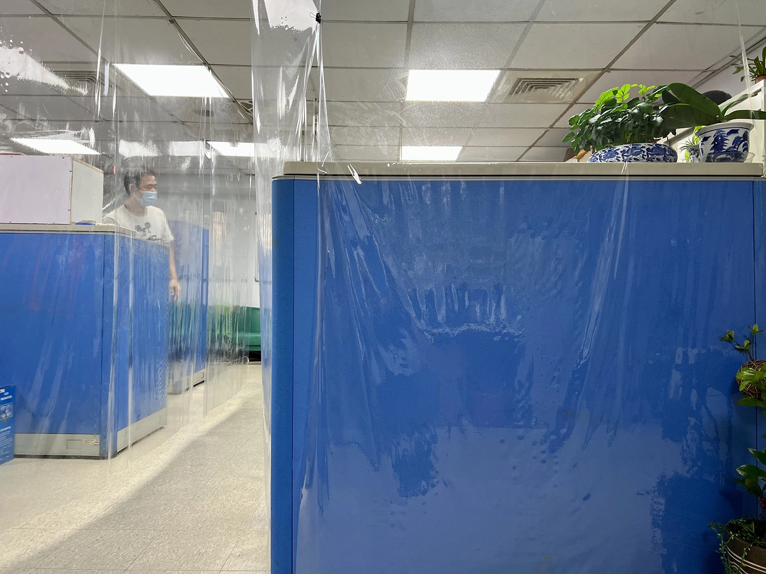 保大警DIY在每個辦公桌的活動場域加裝「透明門簾隔間」獨立區隔,一人一位一把罩,以達到近零接觸。
