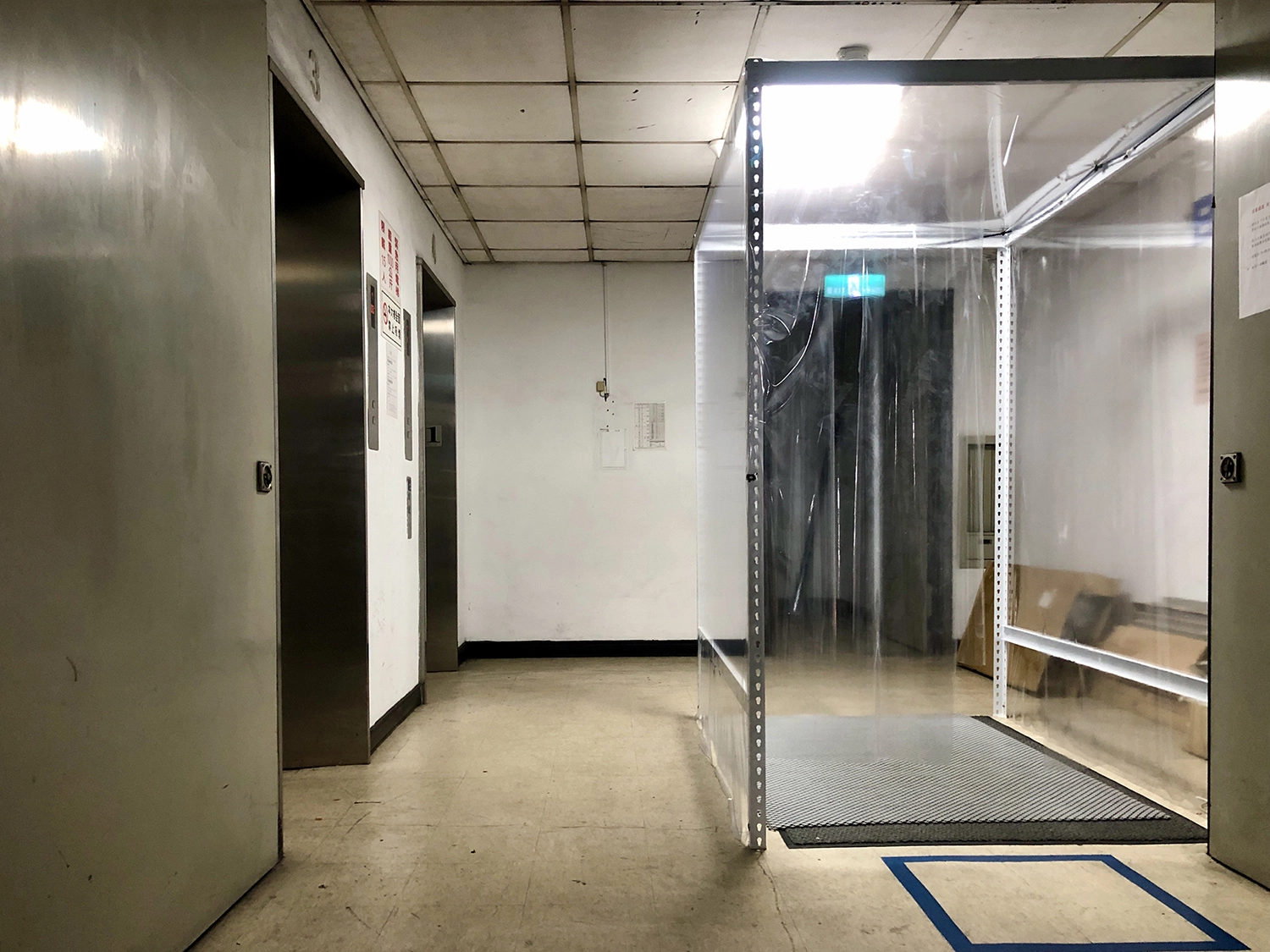 保大警DIY停車場增設「防疫滅菌通道」,讓執勤員警進出停車場時,能就近全身消毒滅菌阻斷感染源。(西側電梯口)