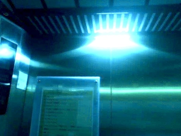 保大警DIY電梯內加裝「紫外線殺菌燈」,在閒置狀態時會自動開啟燈源進行清消。