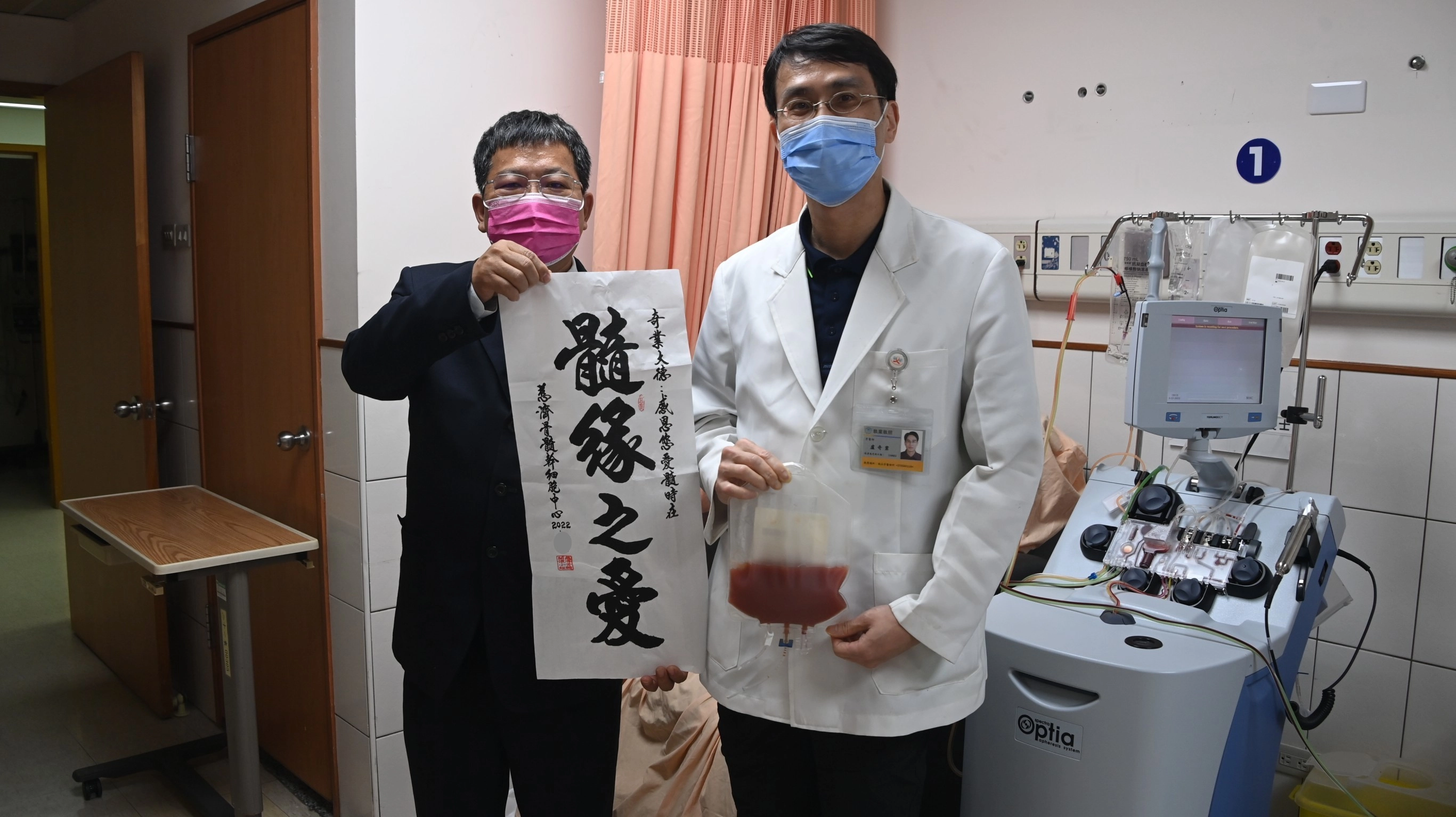 「我是醫師,我支持造血幹細胞捐贈。」自行開業的牙醫師盧奇業特地帶來白袍穿上捐贈,希望抛磚引玉,讓更多人加入捐髓救人的行列。攝影:鄭啟聰。