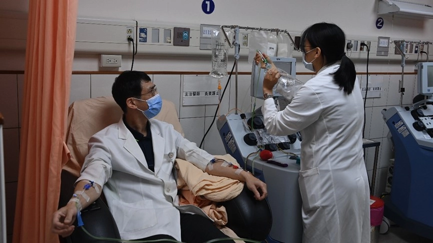 盧奇業醫師說:「面對一個即將結束生命的患者,可以來治療你的醫生或藥物有很多種,很多醫生,很多人可以來取代醫生的角色,可是(骨髓)捐贈並不一樣,真正全世界你就是唯一的那個,沒有了你,這個患者就必須面對死亡。」攝影:鄭啟聰