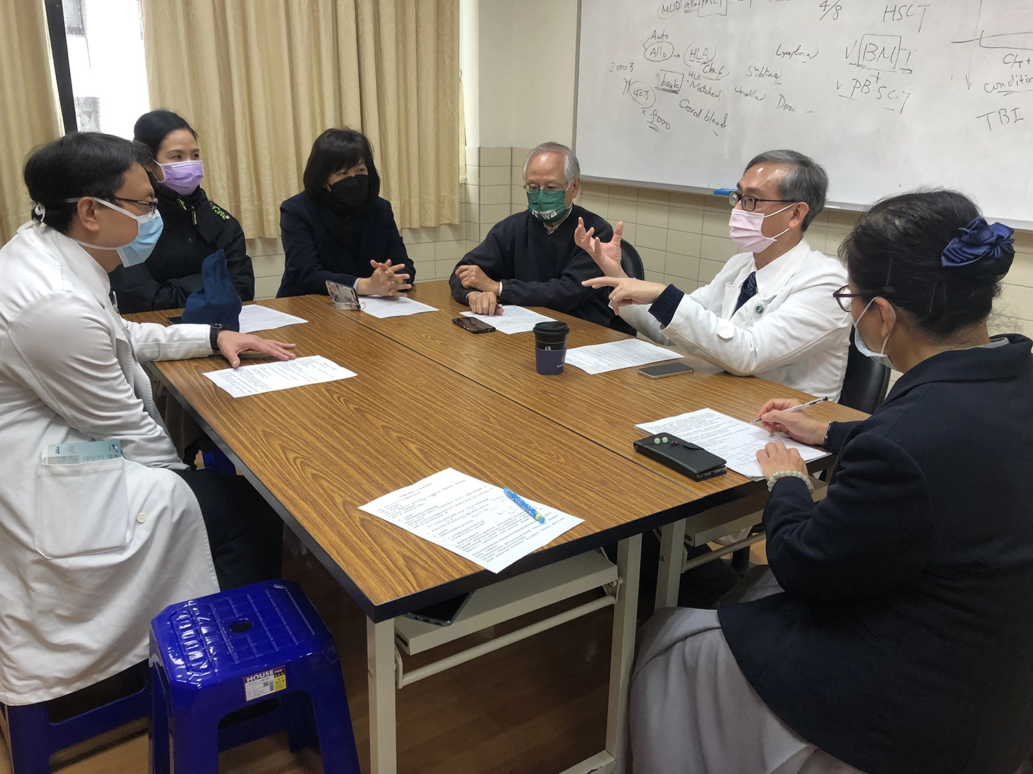 由於疫情發展迅速蔓延極廣,花蓮慈院針對嚴峻疫情時如何執行捐贈作業進行討論。