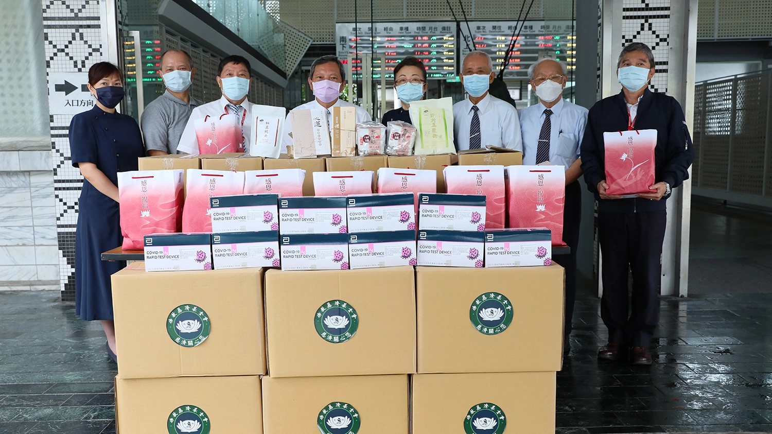 慈濟5月27日提供快篩試劑、安心祝福禮給花蓮台鐵人員,由台鐵花蓮運務段段長吳金添(左四)、副段長林德香(左三)代表接受。(攝影:陳光華)