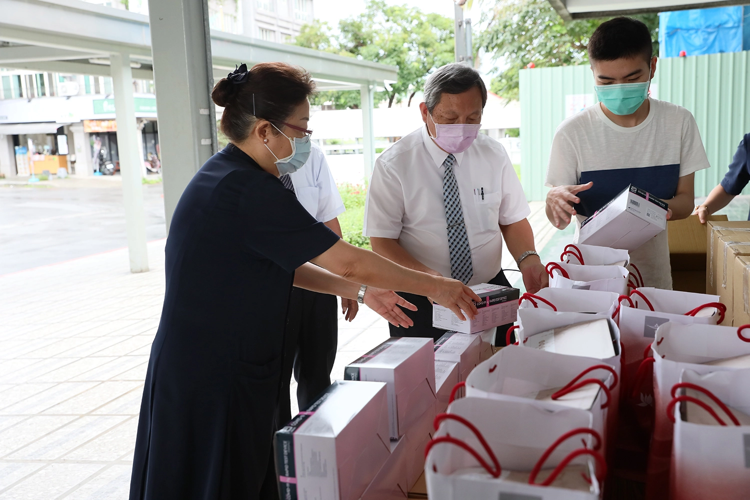 慈濟5月27日提供快篩試劑、安心祝福禮給花蓮台鐵人員。(攝影:陳光華)
