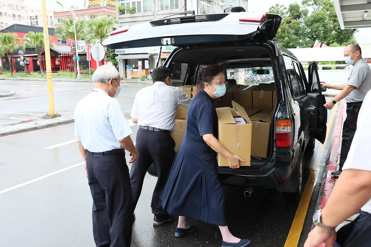 慈濟5月27日提供快篩試劑、安心祝福禮給花蓮台鐵人員。(攝影:陳光華)