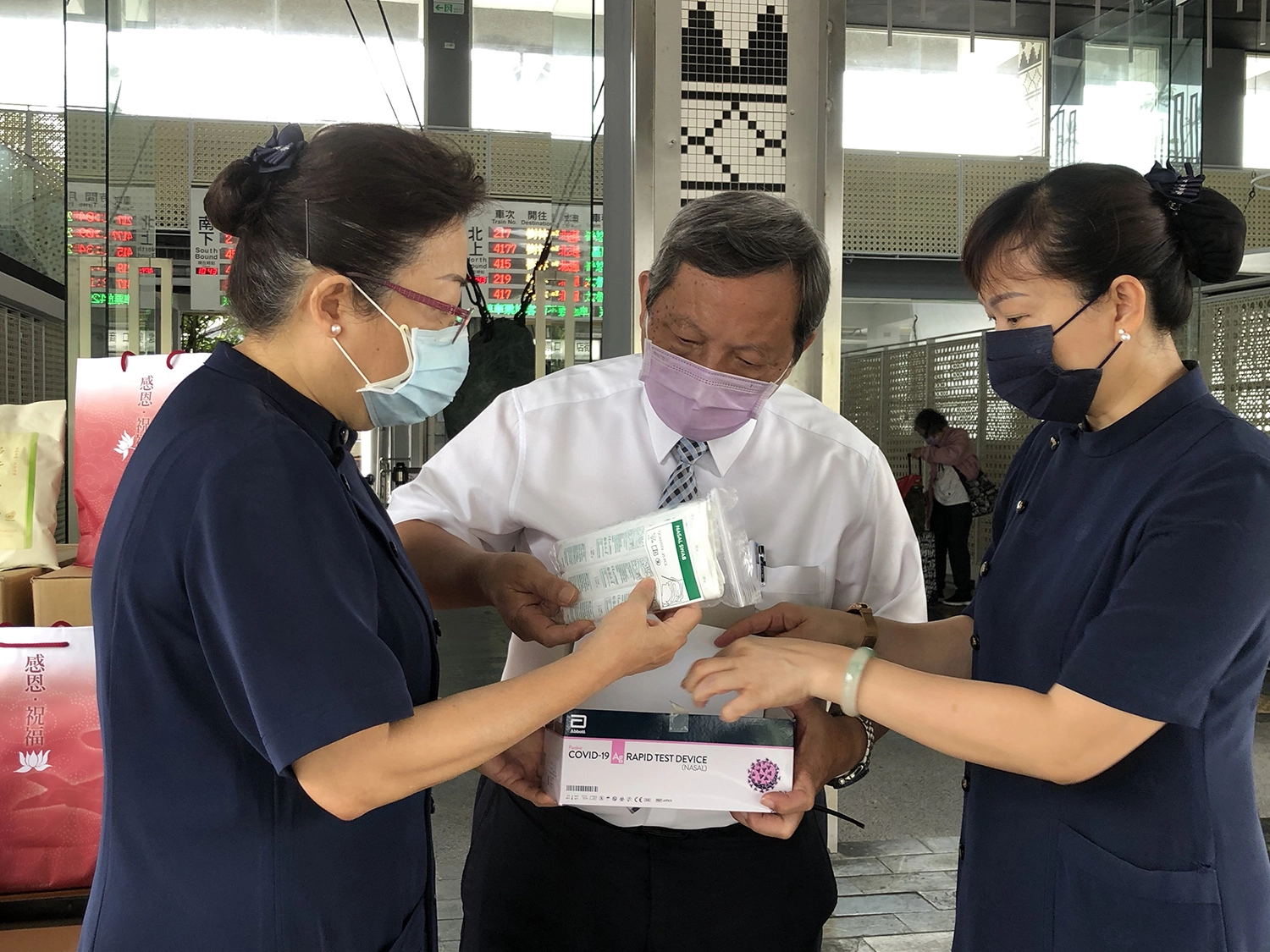 慈濟5月27日提供快篩試劑、安心祝福禮給花蓮台鐵人員,志工說明快篩試劑內容物。(攝影:陳誼謙)