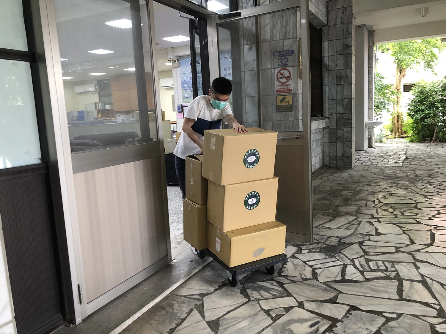 慈濟5月27日捐贈快篩試劑、安心祝福禮,由台鐵花蓮運務段段長吳金添、副段長林德香代表接受。(攝影:陳誼謙)