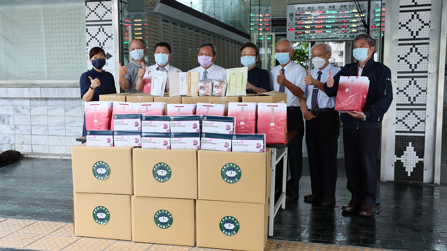 慈濟5月27日提供快篩試劑、安心祝福禮給花蓮台鐵人員,由台鐵花蓮運務段段長吳金添(左四)、副段長林德香(左三)代表接受。(攝影:陳光華)