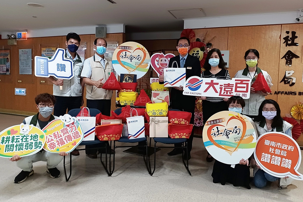 台南社會局攜手大遠百端午送愛心粽 關懷弱勢家庭