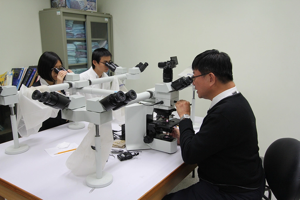 花蓮慈濟醫院與慈濟大學於五月二十八日在慈濟大學演藝廳舉辦解剖病理部主任許永祥教授追思學術研討會,一共近五百人,於現場及透過網路連線的方式,一起緬懷許永祥教授。
