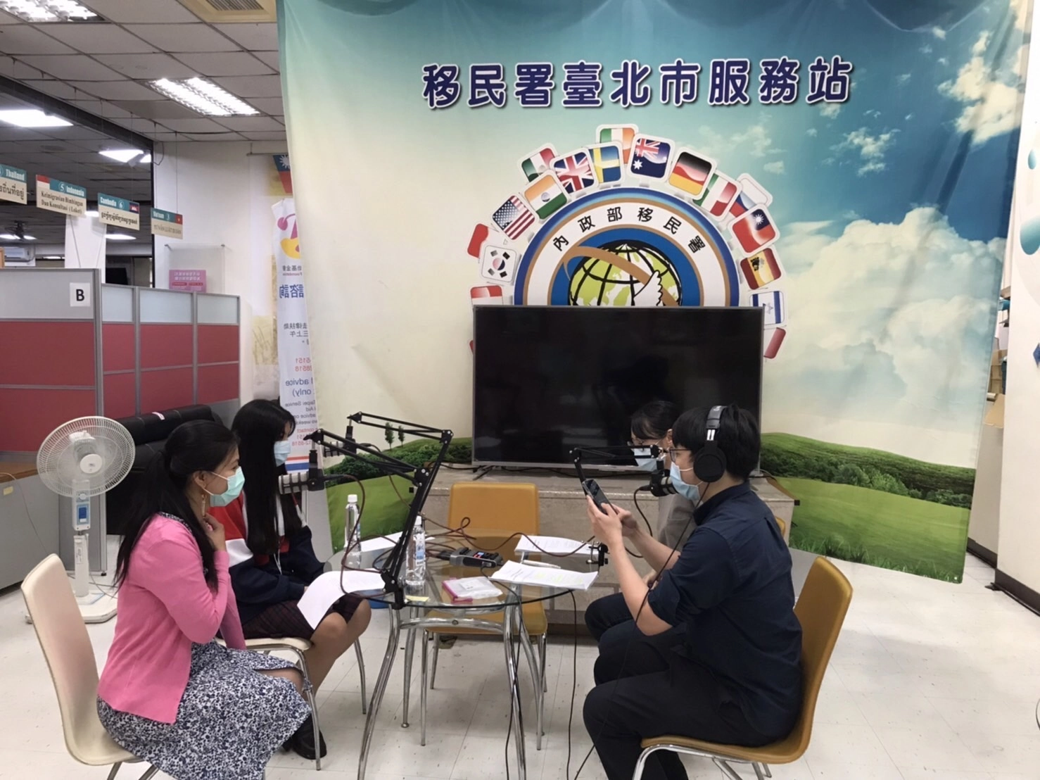 陳秋柳(左一)及鄭琬諠(左二)精彩訪談內容,可至移民署PODCAST節目「文化談新事」收聽。