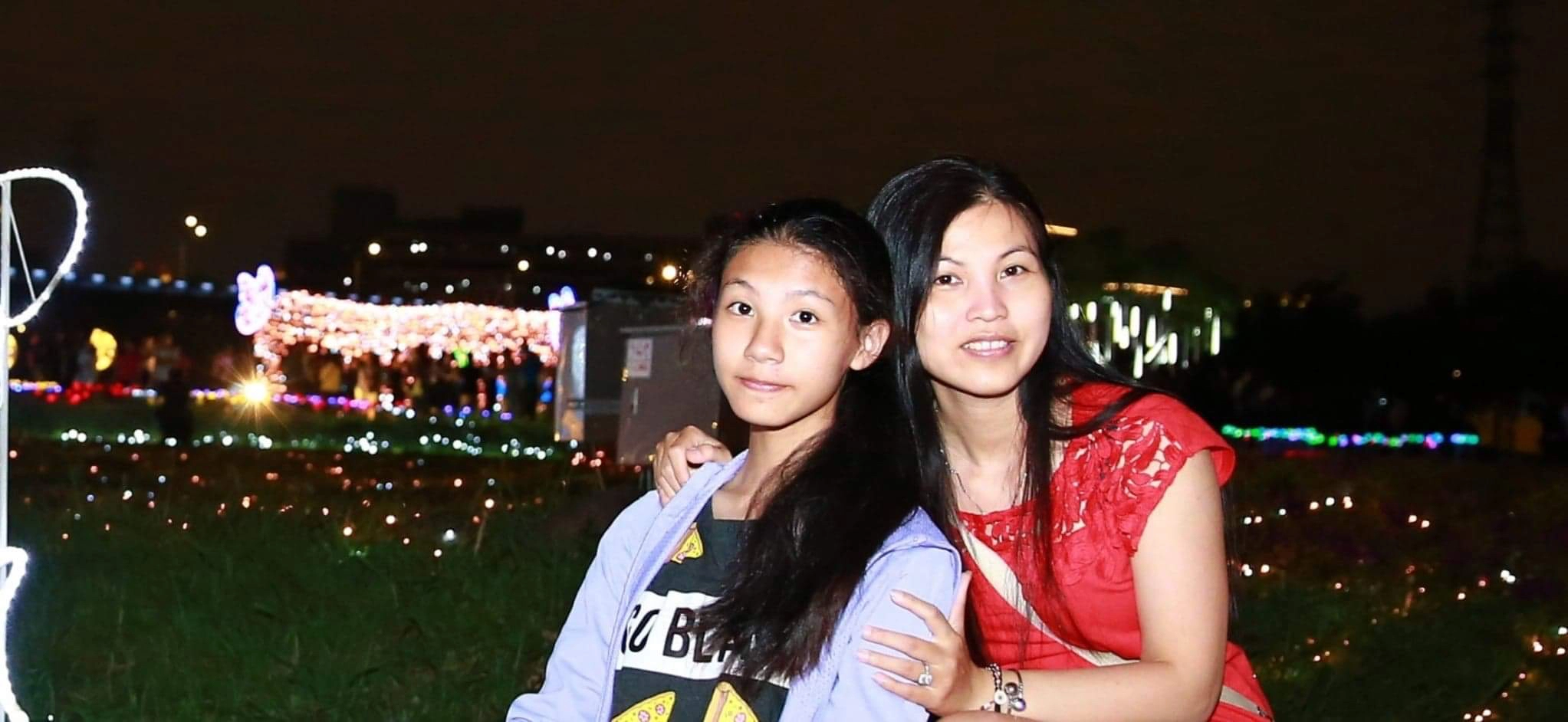 陳秋柳(右) 不管去哪裡工作,都會帶著女兒鄭琬諠(右)。