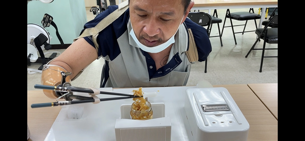 阿喜雙臂截肢不放棄,陽光治療師製作輔具助自立生活。