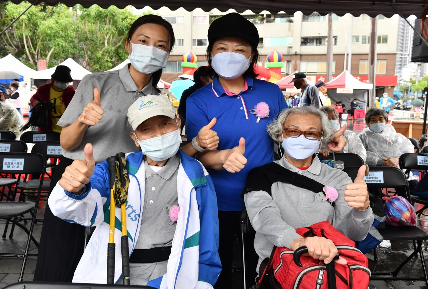 陳惠仙(後左)與父母、姊姊一起參加「健康園遊會」活動,共同分享健康長照生活及推廣落實環保具體行動。