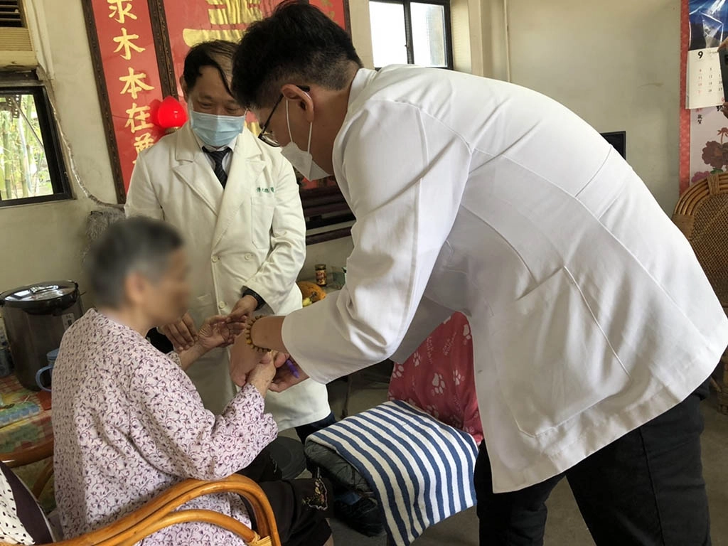 傅元聰副主任(中)關心往診鄉親細心、耐心問診和把脈。