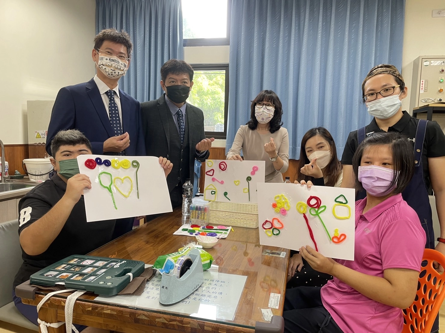 北區扶輪社社友們陪伴身心障礙者進行手作
