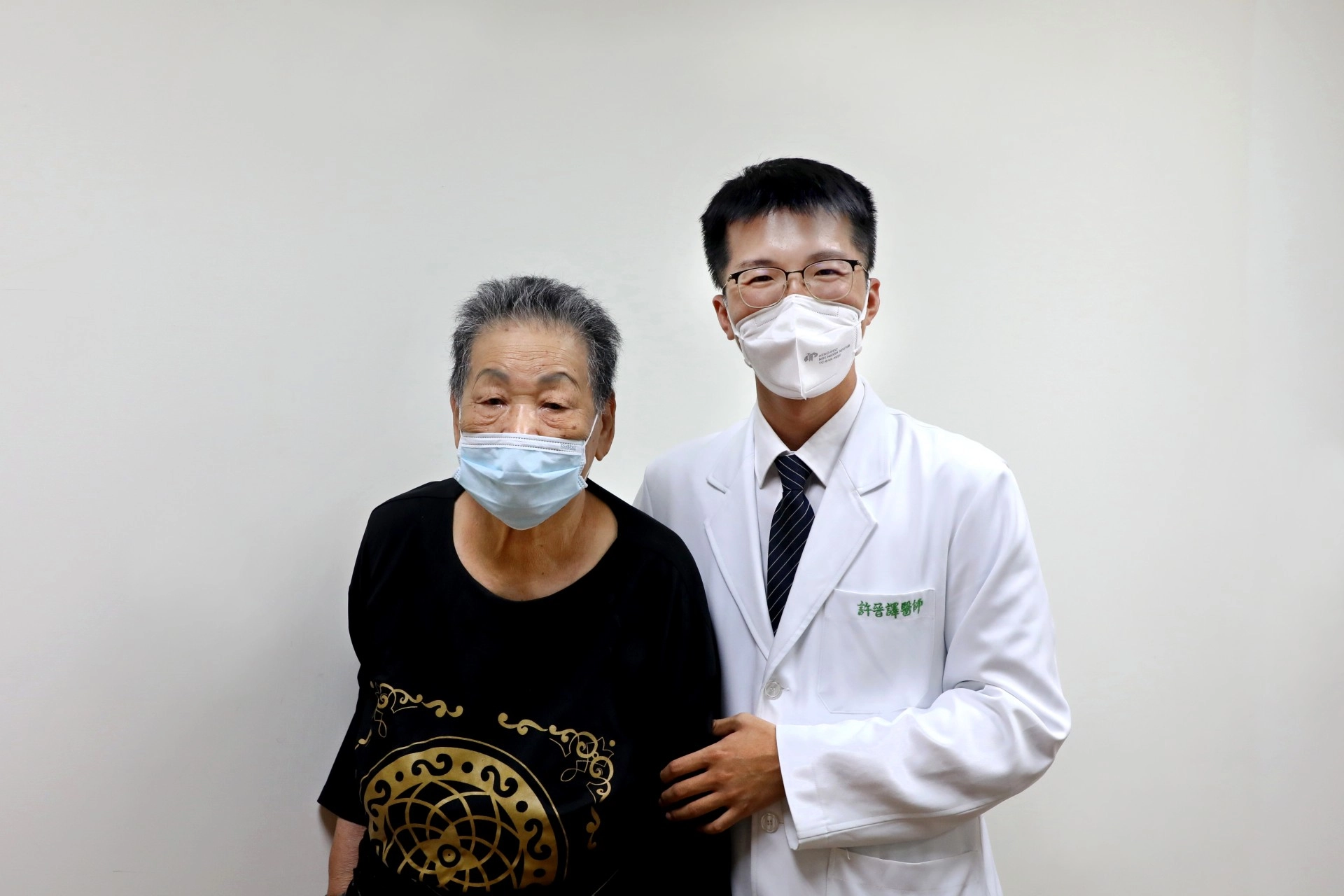阿嬤表示非常感恩許晉譯醫師和整合科團隊,讓她可以不用動手術就解決眼皮問題,眼睛已回到最初有神的模樣。