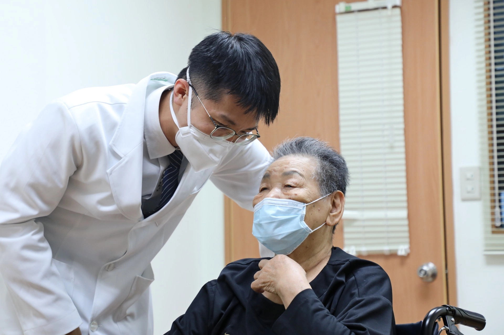 高齡整合照護科醫師許晉譯指出,阿嬤身上的水腫是「黏液」類型,與一般的水腫不同,按壓後並不會凹陷,是典型「甲狀腺機能低下」患者的臨床表現之一。
