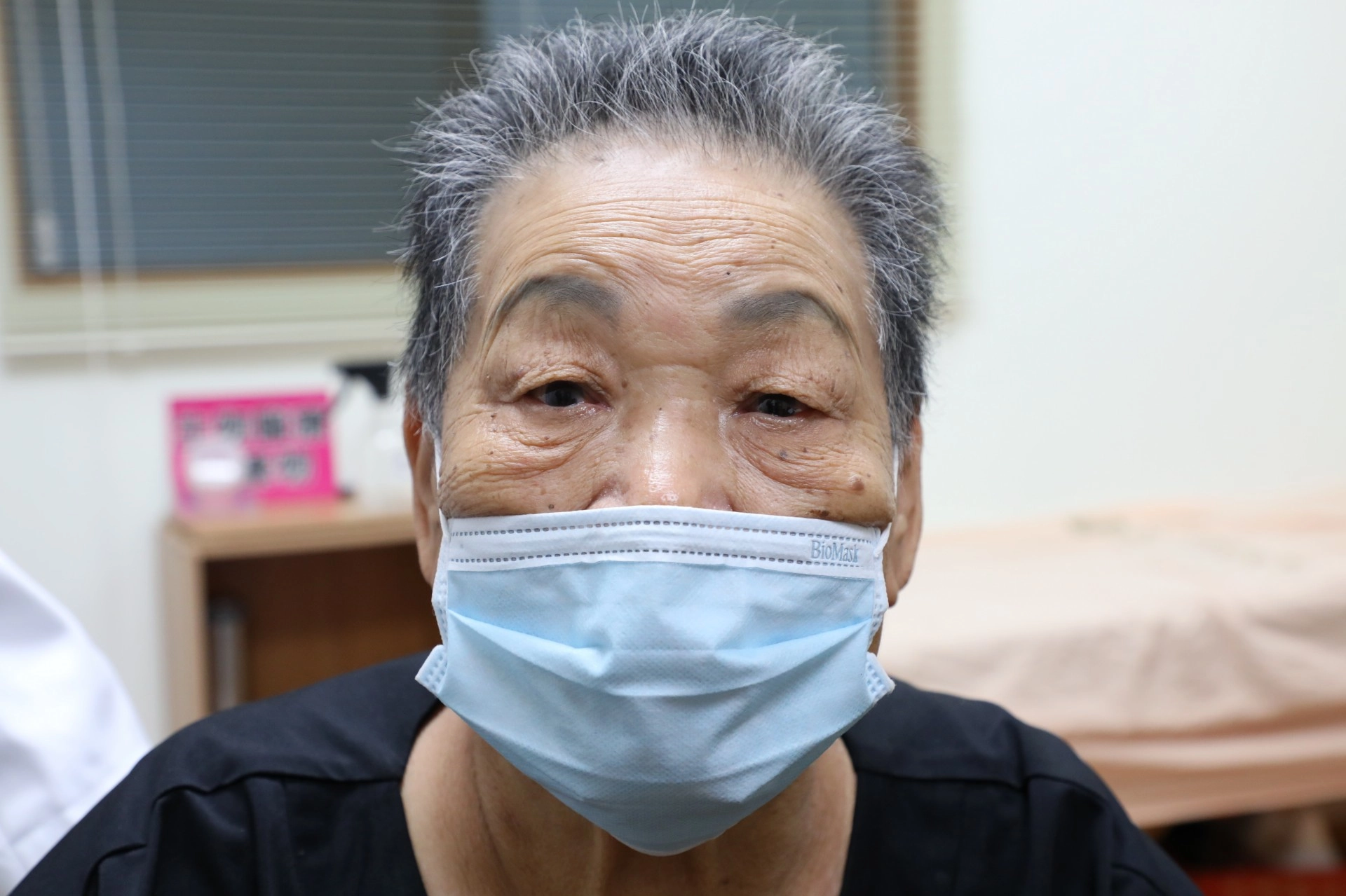 阿嬤表示非常感恩許晉譯醫師和整合科團隊,讓她可以不用動手術就解決眼皮問題,眼睛已回到最初有神的模樣。