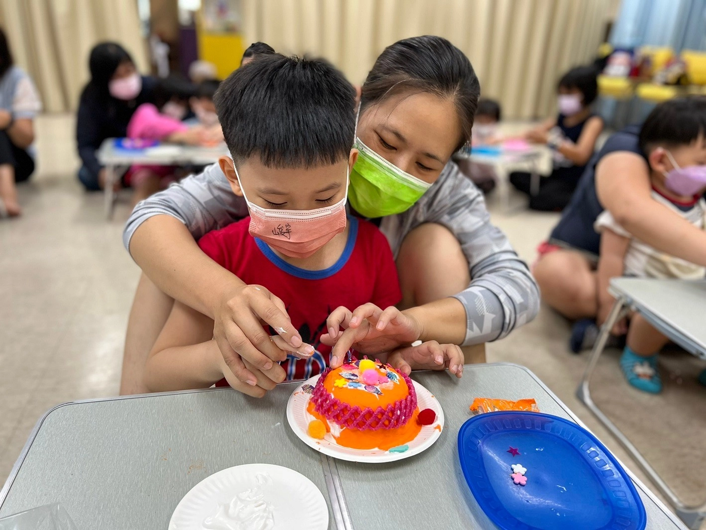 幼童用黏土和紙盤創作出心目中的蛋糕造型
