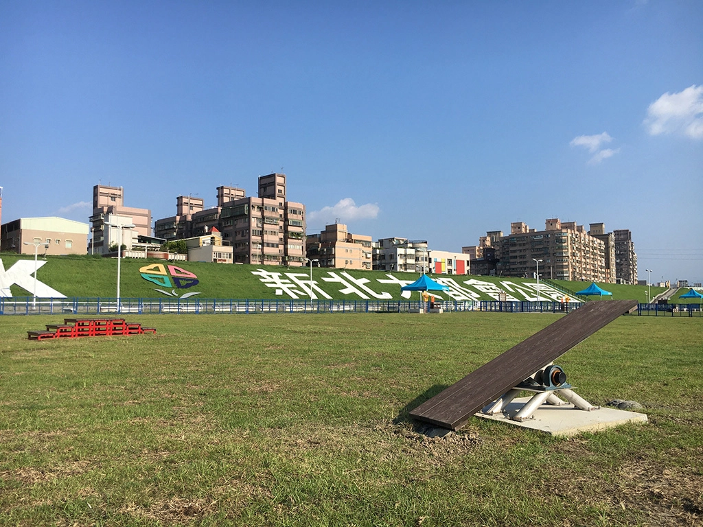 蘆堤寵物公園-可以培養寵物跳躍能力的翹翹板