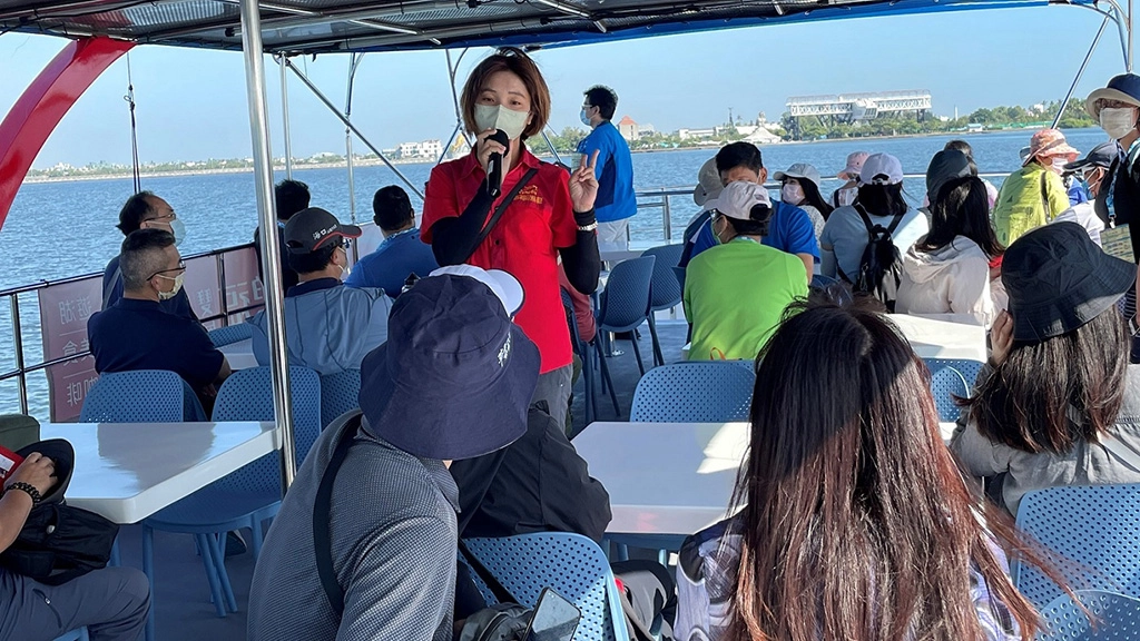 講師介紹大鵬灣潟湖景觀和生態