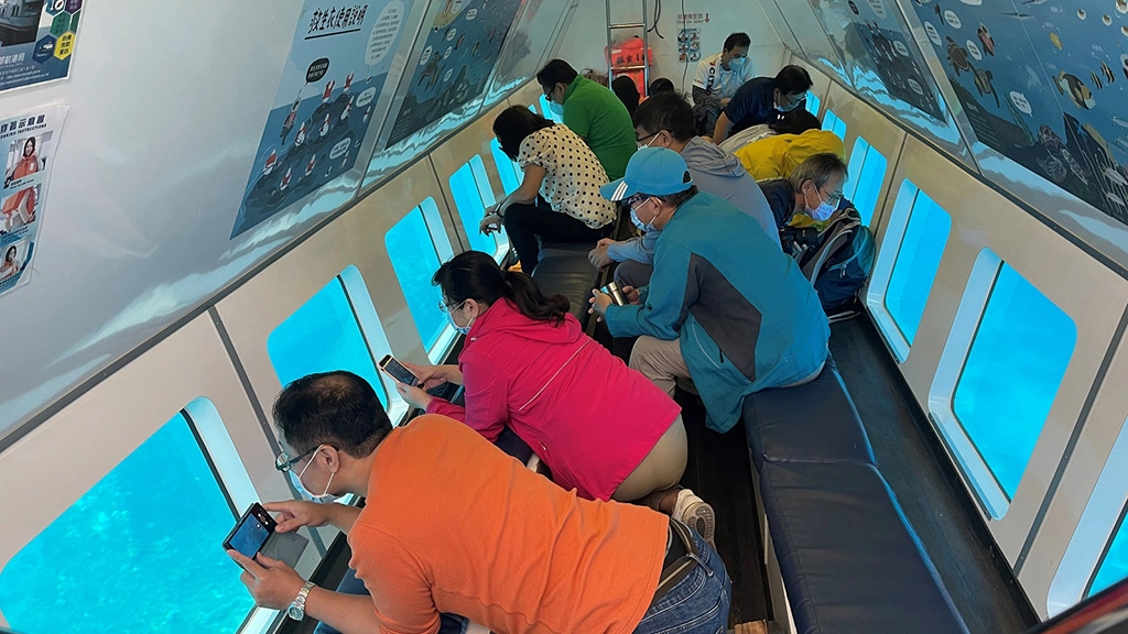 搭乘海底玻璃船觀看海底世界