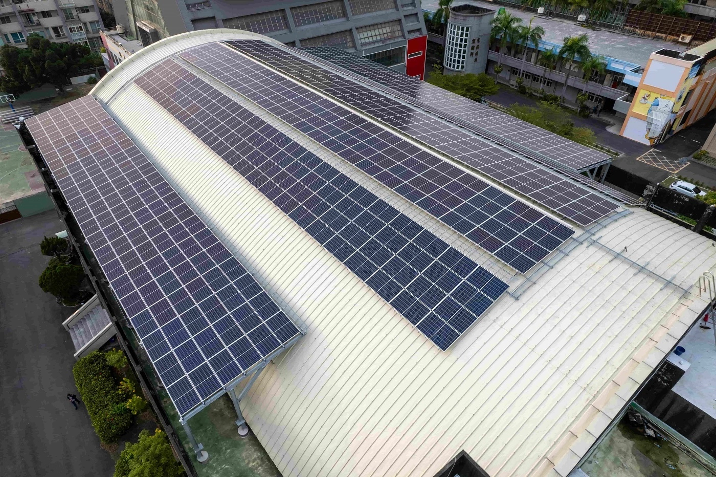 屋頂防焰浪板更換後,並配合政策架設太陽能發電系統