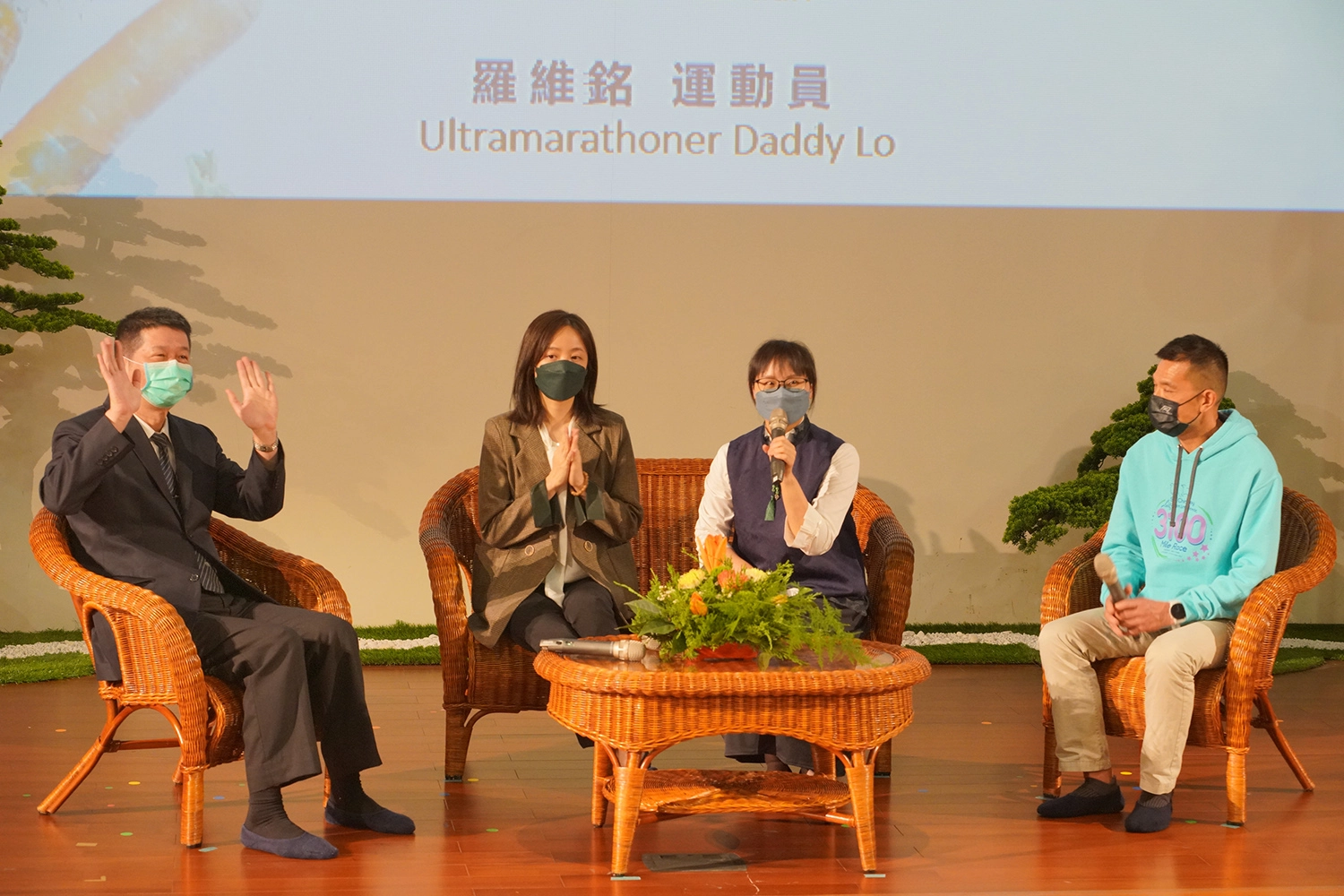 台中慈濟11月5日舉辦「健康挑戰21」,邀請高韻均營養師(左二)、超馬老爹羅維銘(右一)分享。(攝影:許順興)