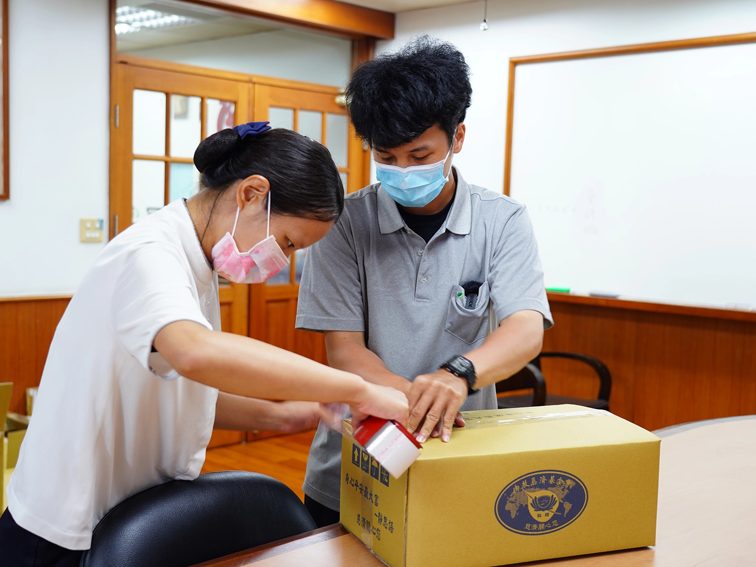 王瑞碩在台南靜思堂工讀協助處理行政工作與打包關懷物資。(攝影:陳貞桃)