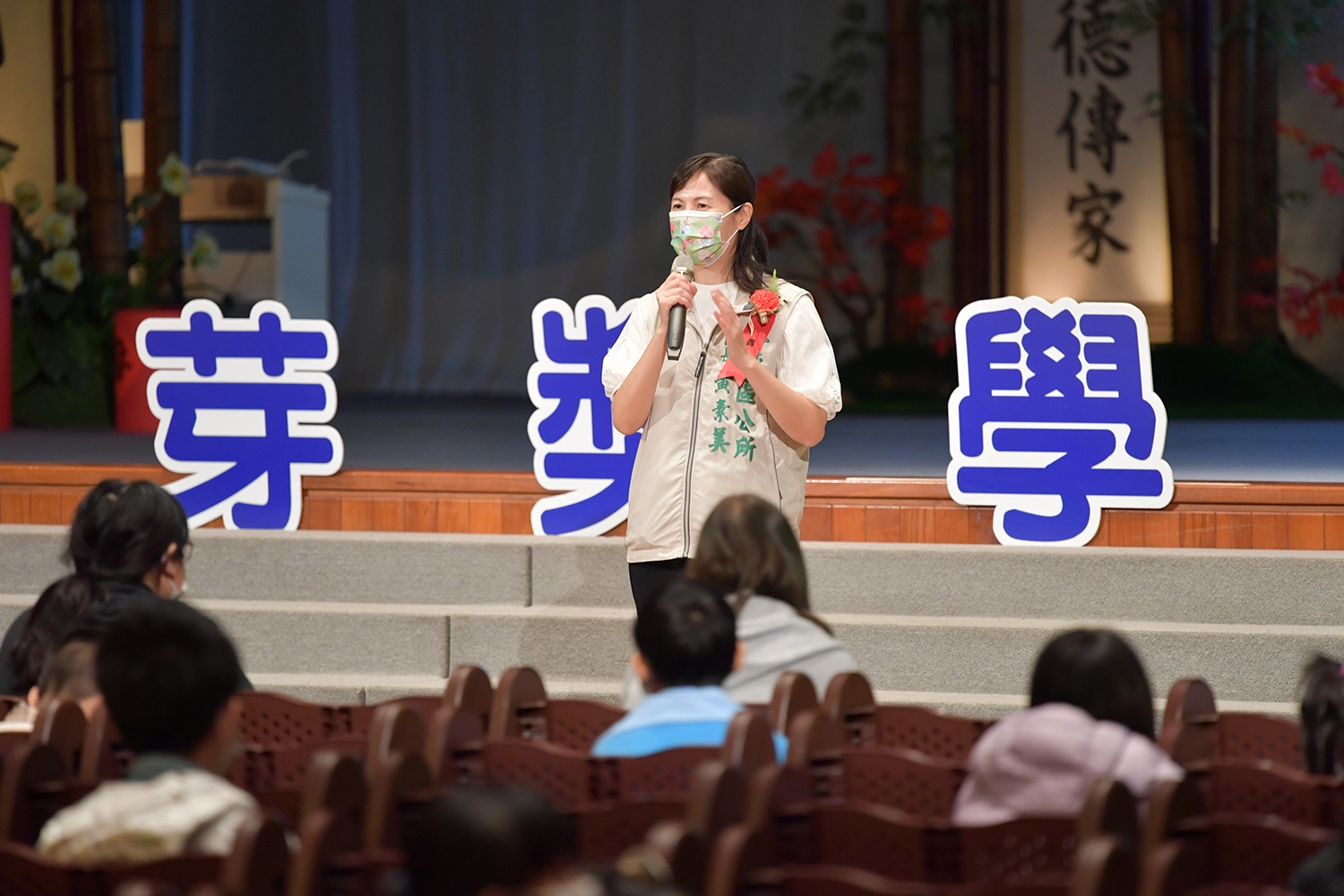 慈濟11月6日於台南靜思堂舉辦2022年新芽獎學金頒獎典禮,台南市仁德區區長黃素美出席勉勵學子。(攝影:蔡淑娟)