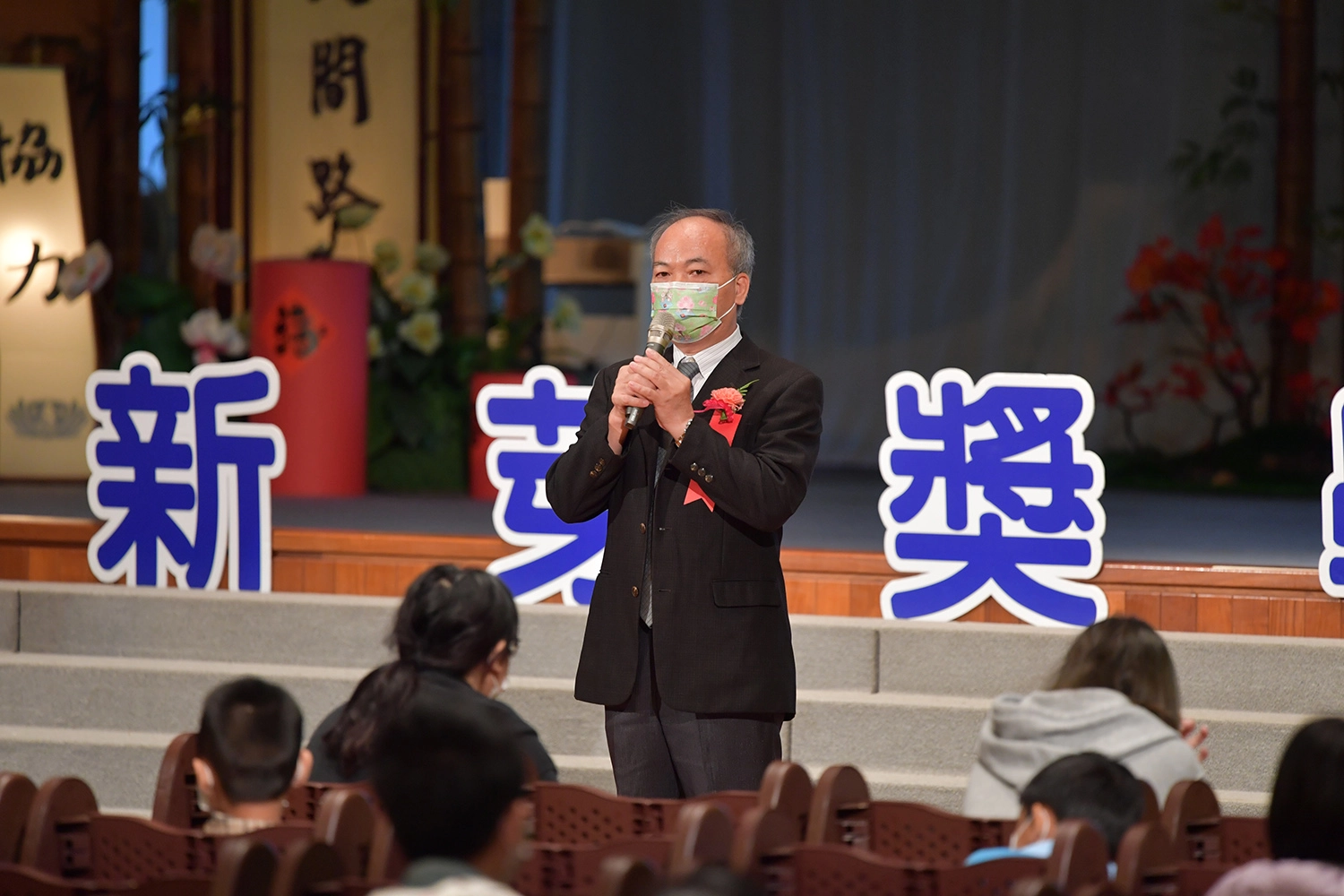 慈濟舉辦2022年新芽獎學金頒獎典禮,台南女中洪慶在校長出席勉勵學子。(攝影:蔡淑娟)