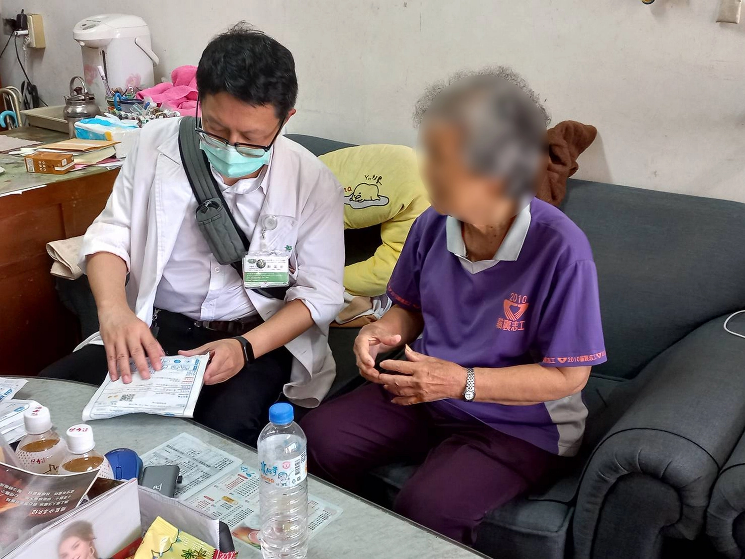 鄭主任檢視往診鄉親用藥,提醒服用注意事項。