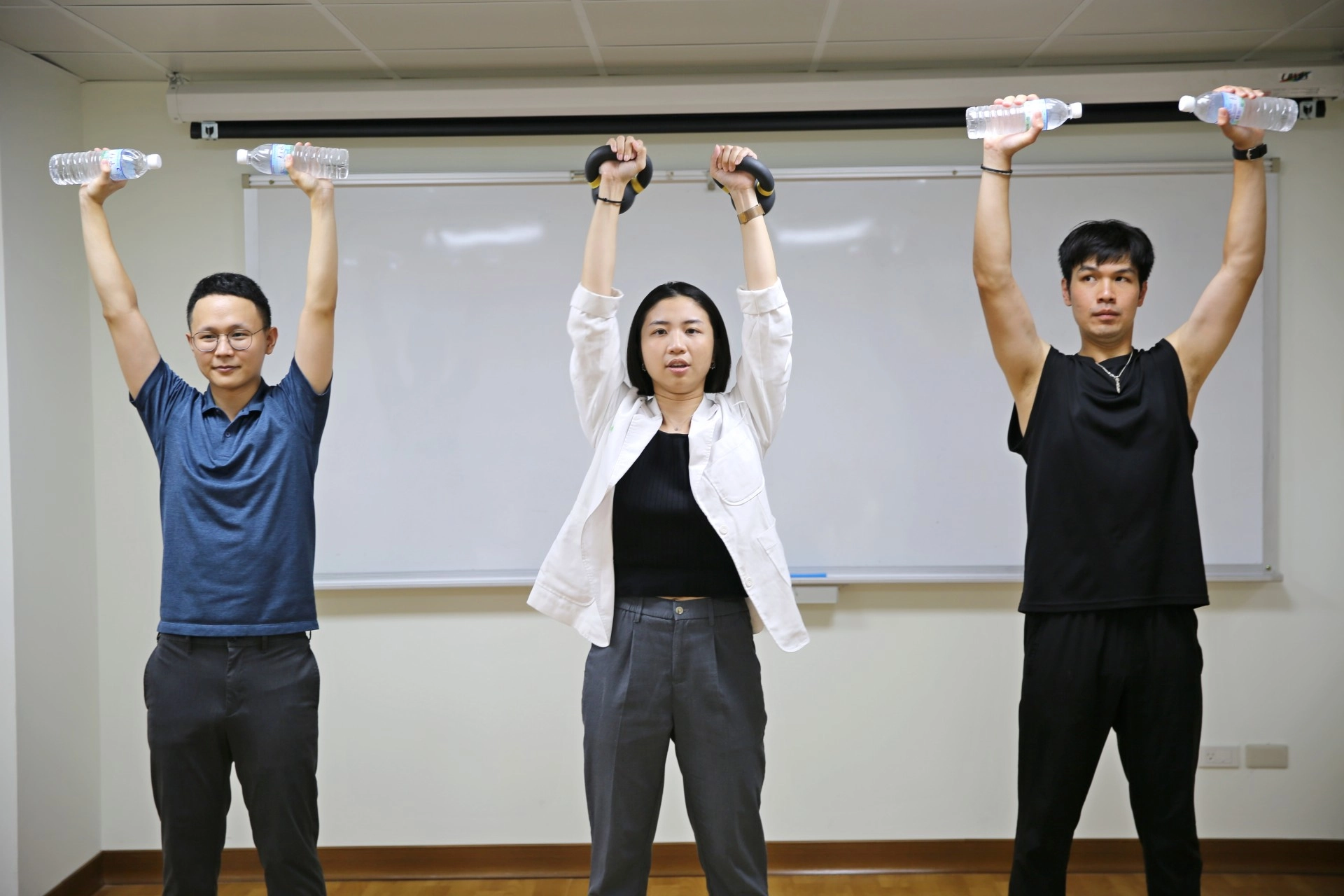 由教學部團隊協助錄製教學影片,復健科陳柏威醫師、邱郁婷醫師和陳昱升營養師親身示範在家如何徒手運動,達到每日目標運動量。