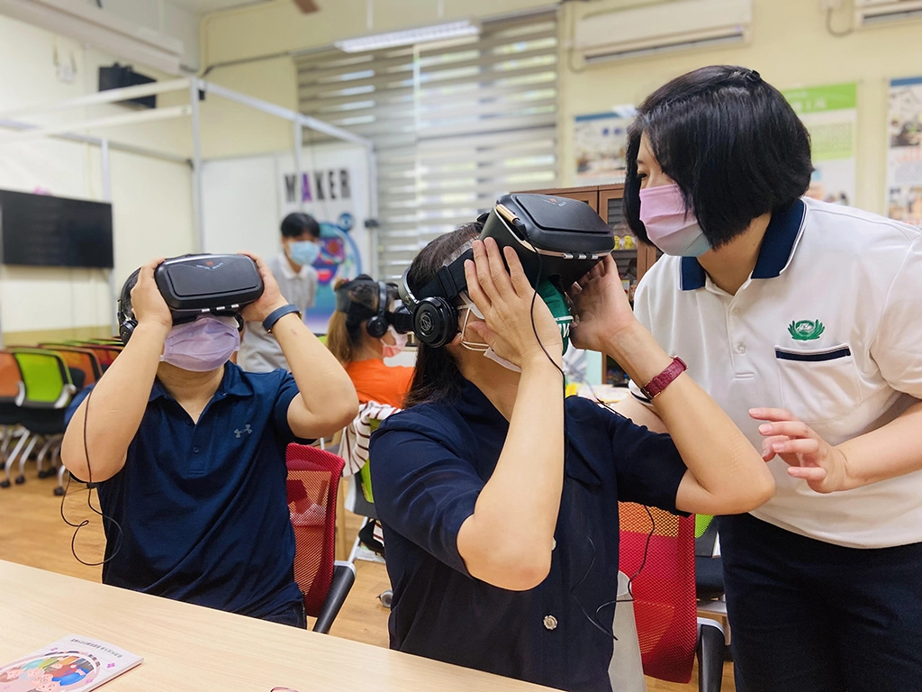 「虛擬實境VR體驗課」,讓家屬體驗失智症患者的視界。