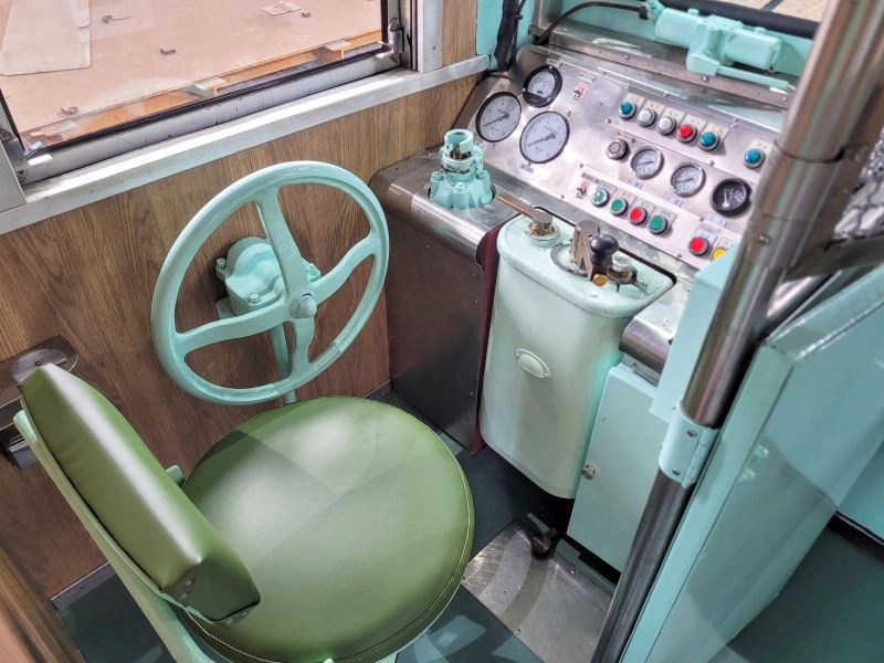鐵博籌備處以符合現代安全法規之前提修復DR2303號柴油客車動力、控制及電氣設備,並盡可能保持其原始外觀。