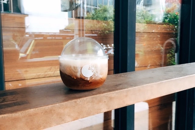 限定美食「木星二宮」是採用三峽薪傳百年茶業的蜜香紅茶與深焙咖啡調配而成,再加入馬告山胡椒,帶來多層次的品飲樂趣。
