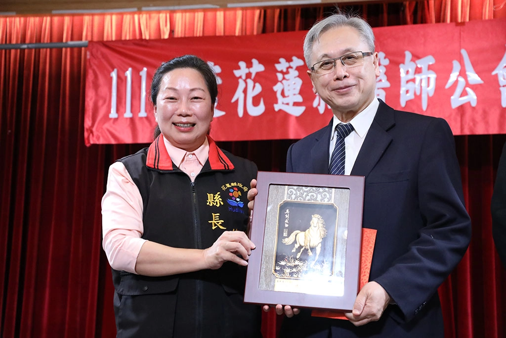 十一月六日花蓮縣醫師公會醫師節慶祝大會,花蓮慈院緩和醫學中心主任王英偉榮獲第十五屆醫療奉獻獎。