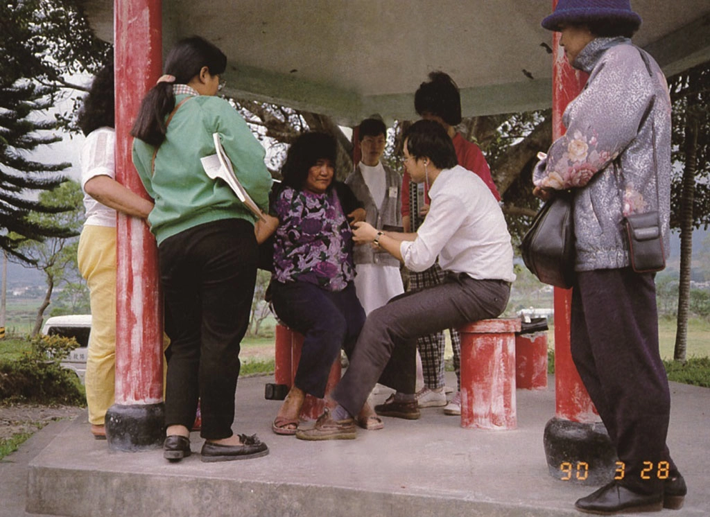 為提供山地原住民及偏遠地區更多的醫療服務,在醫院支持下,王英偉身兼醫師與司機,在花蓮山區村落間開啟「定時、定點、定人」義診和衛教服務。