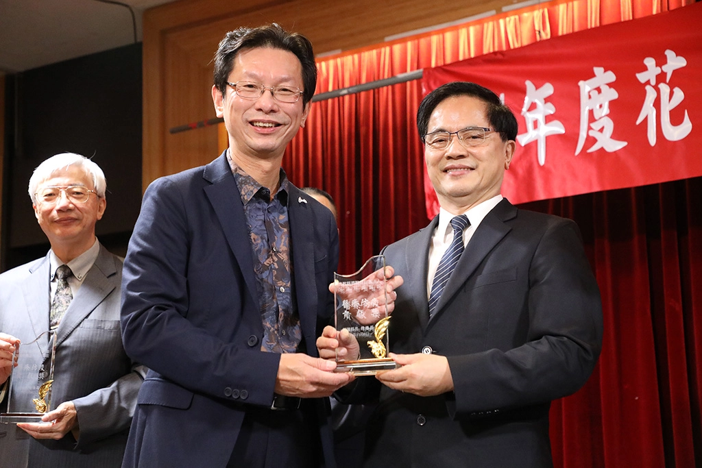 花蓮慈濟醫院在花蓮縣醫師公會醫師節慶祝大會中獲頒「醫療防疫貢獻獎」,由林欣榮院長代表受獎。