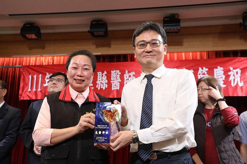 心臟內科張懷仁醫師不僅是救心小組成員,在緊急醫療發揮搶救生命的良能,更從臨床與研究方面發現素食習慣對健康的幫助。