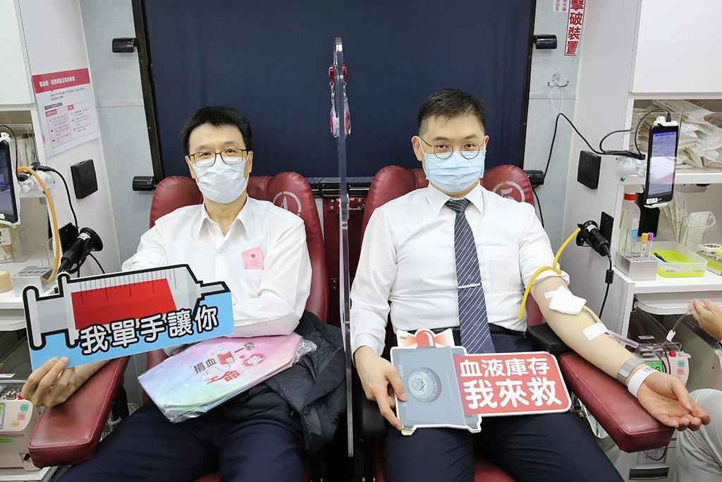 捐血站一開張,影像醫學部主任高鴻文(左)、臨床病理科主任暨血液腫瘤科醫師黃威翰(右),要捐出一袋血來慶祝醫師節。