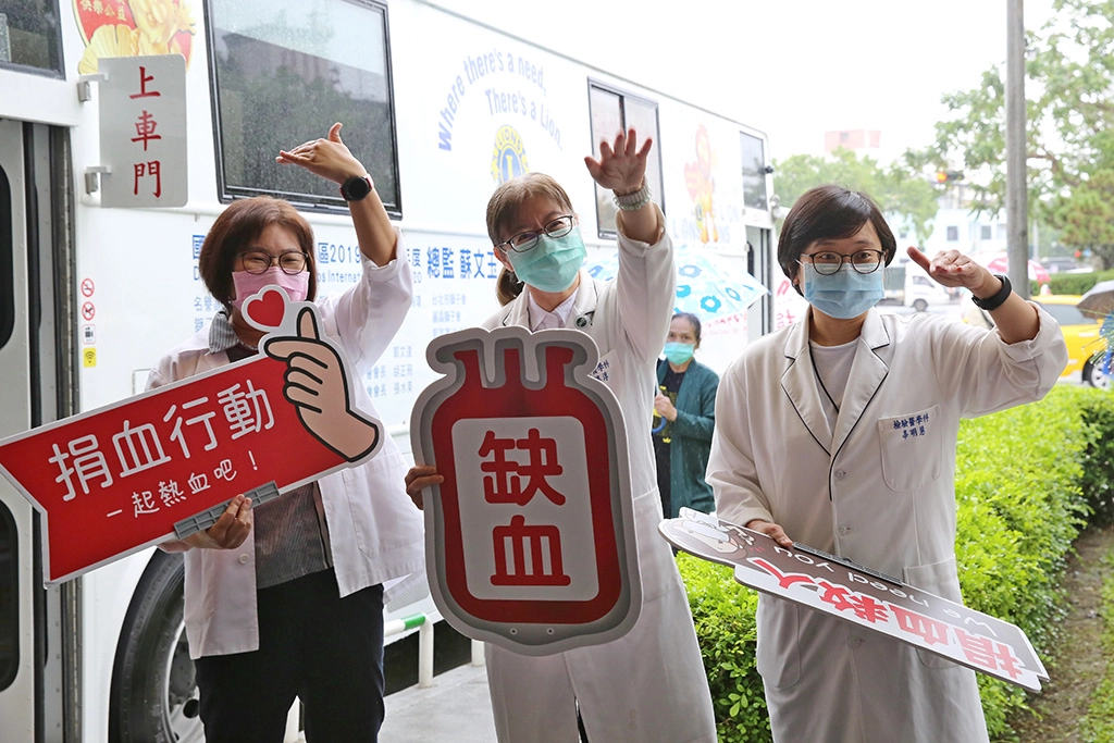 檢驗醫學科主任張淳淳(中),也帶領同仁來響應,並跟捐血站預約明年一月的醫檢師節將繼續響應這個熱血活動。