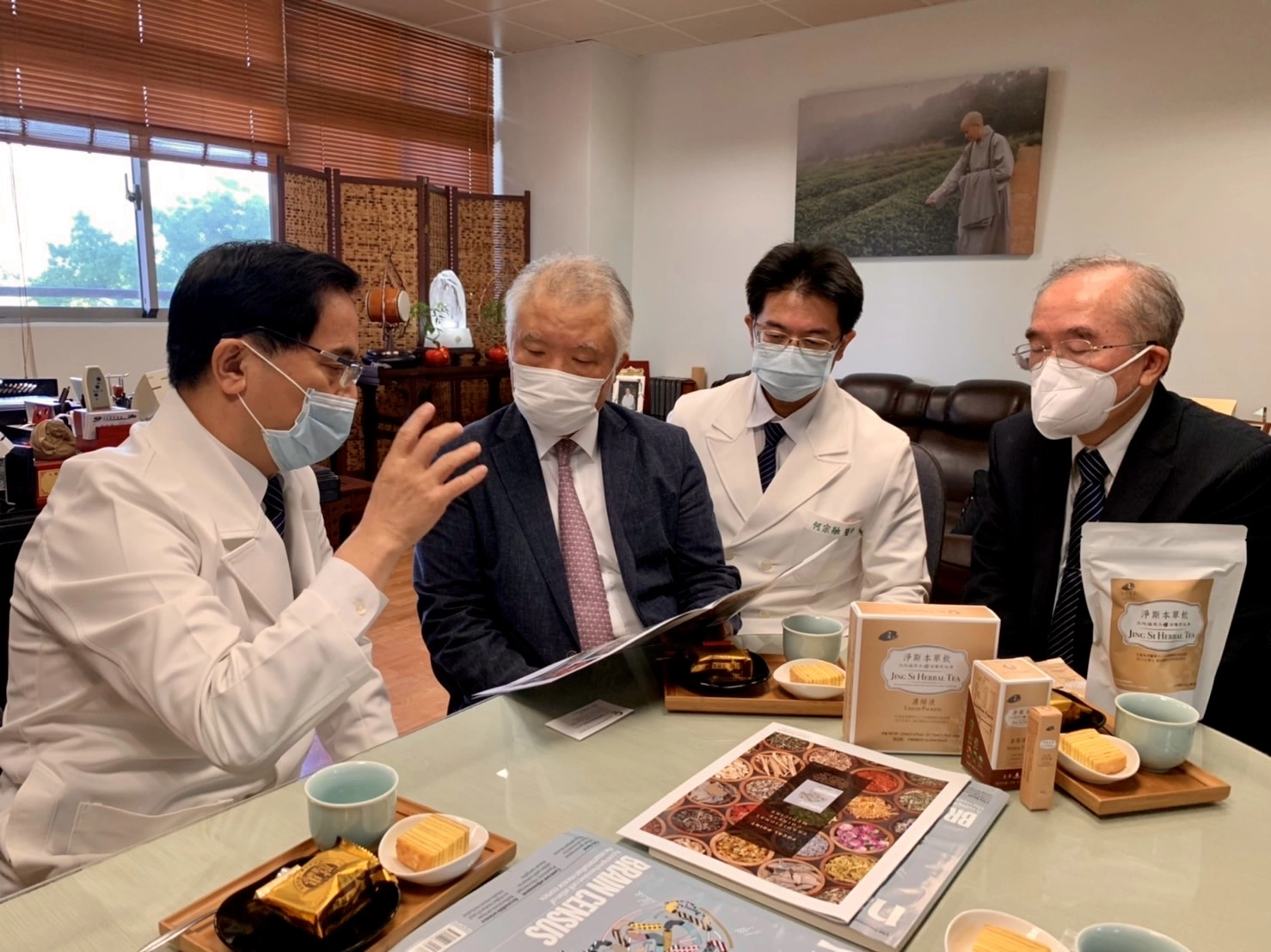 林欣榮院長(左一)、何宗融副院長(右二)與崔昇勳教授(左二)分享花蓮慈院中西醫合療,右一為慈濟大學學士後中醫學系主任林宜信。