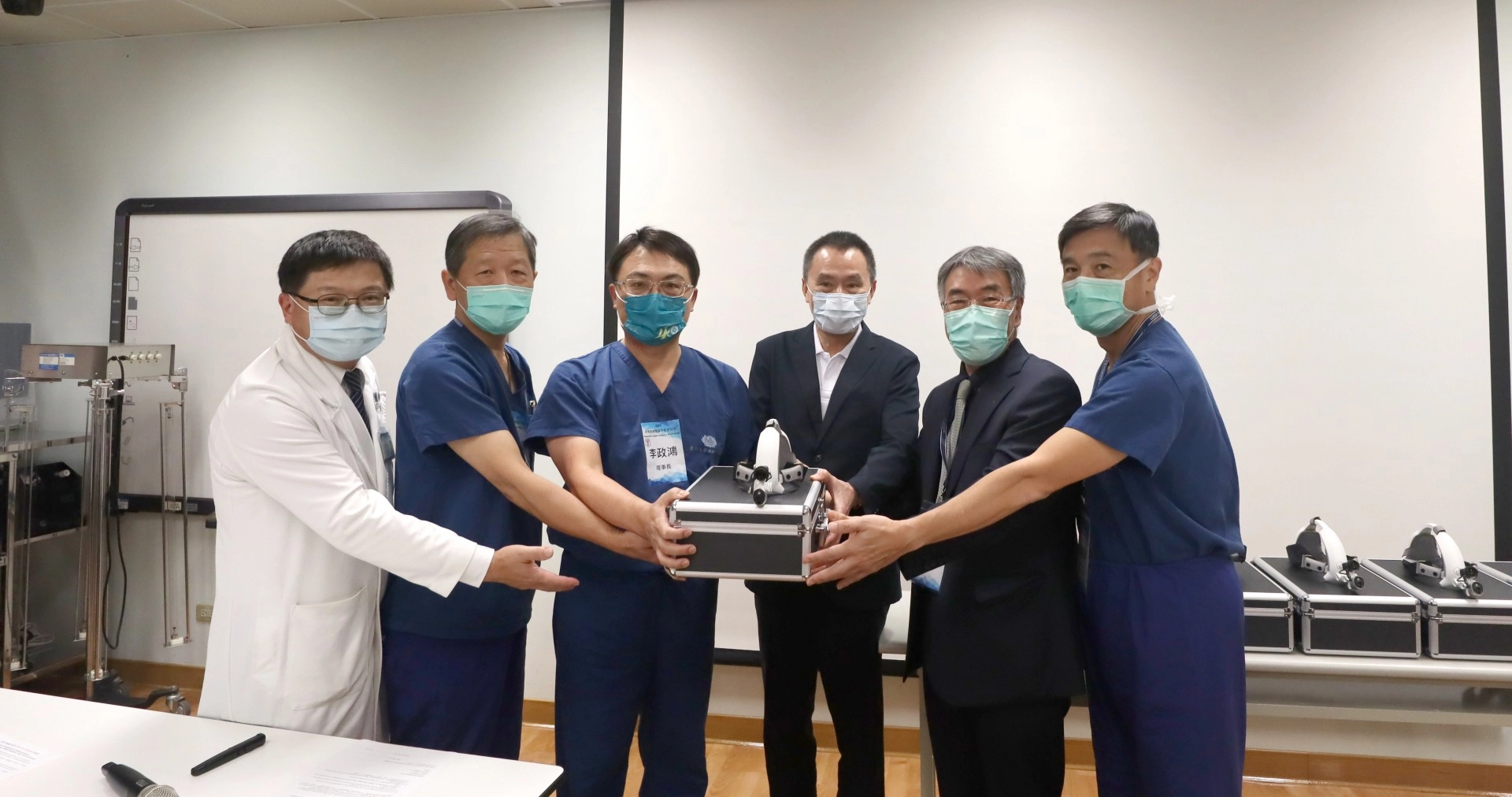 10日在學員的見證下,由慈濟大學模擬醫學中心曾國藩主任、台灣脊椎外科醫學會歷屆理事長代表雙方完成捐贈典禮。(從左到右為吳文田醫師,牛自健醫師,李政鴻醫師,曾國藩主任,于載九醫師,楊曙華醫師